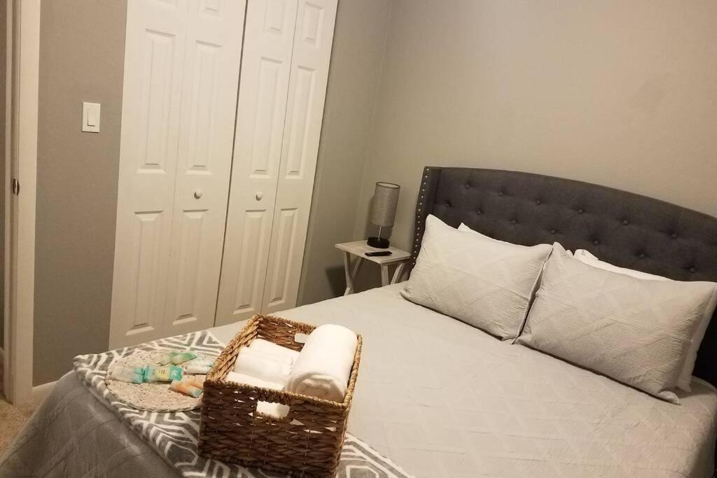 Cozy 3 Bed 2.5 Bath Located Near Busch Gardens Appartamento Tampa Esterno foto