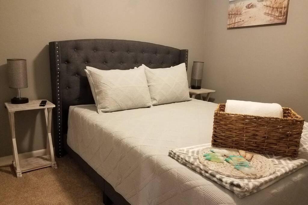 Cozy 3 Bed 2.5 Bath Located Near Busch Gardens Appartamento Tampa Esterno foto