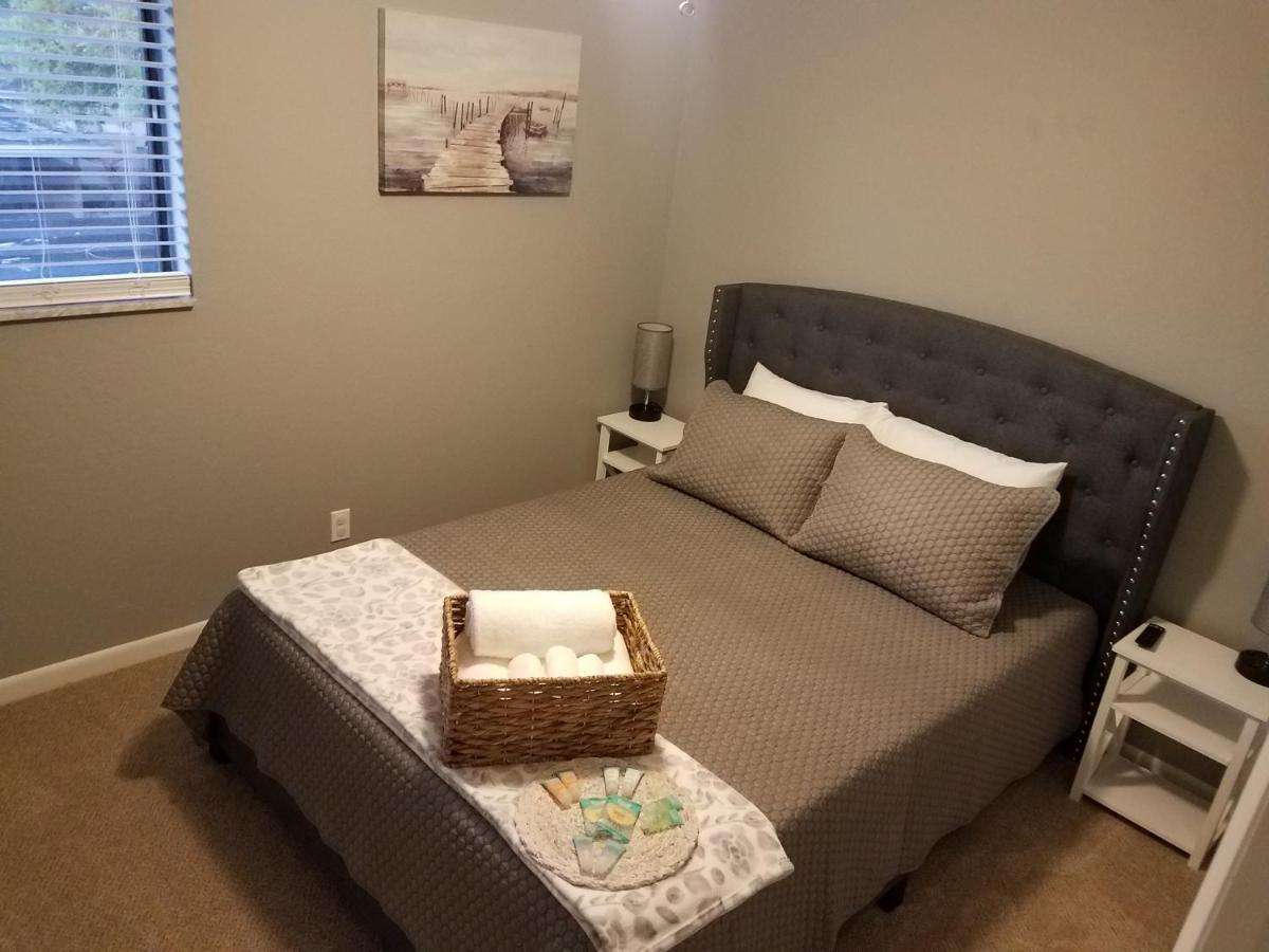 Cozy 3 Bed 2.5 Bath Located Near Busch Gardens Appartamento Tampa Esterno foto